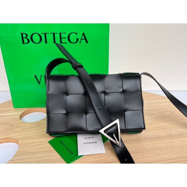 보테가베네타 레더 크로스바디 카세트백 블랙/그린 패러킷-레플리카 사이트 쇼핑몰